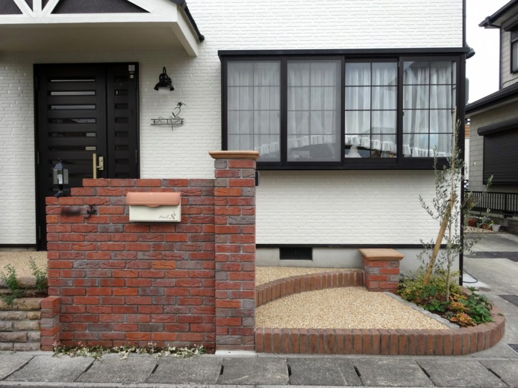 クラシカルなレンガ門柱　大津市