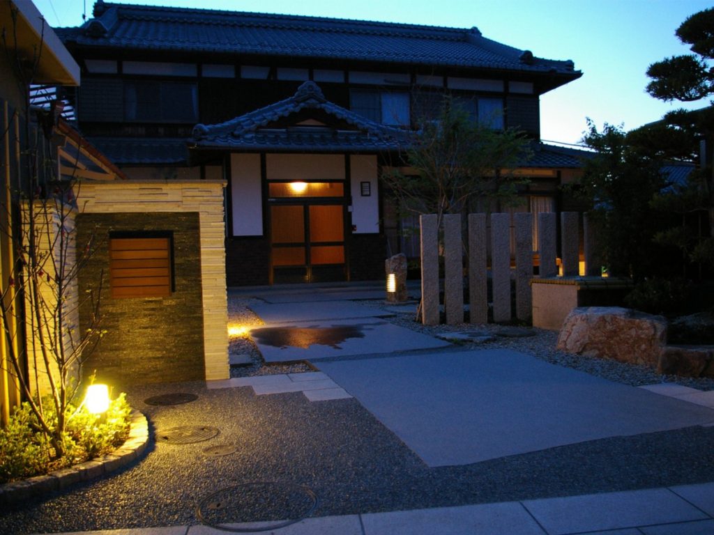 庵治石の照明が上品にお庭を照らします