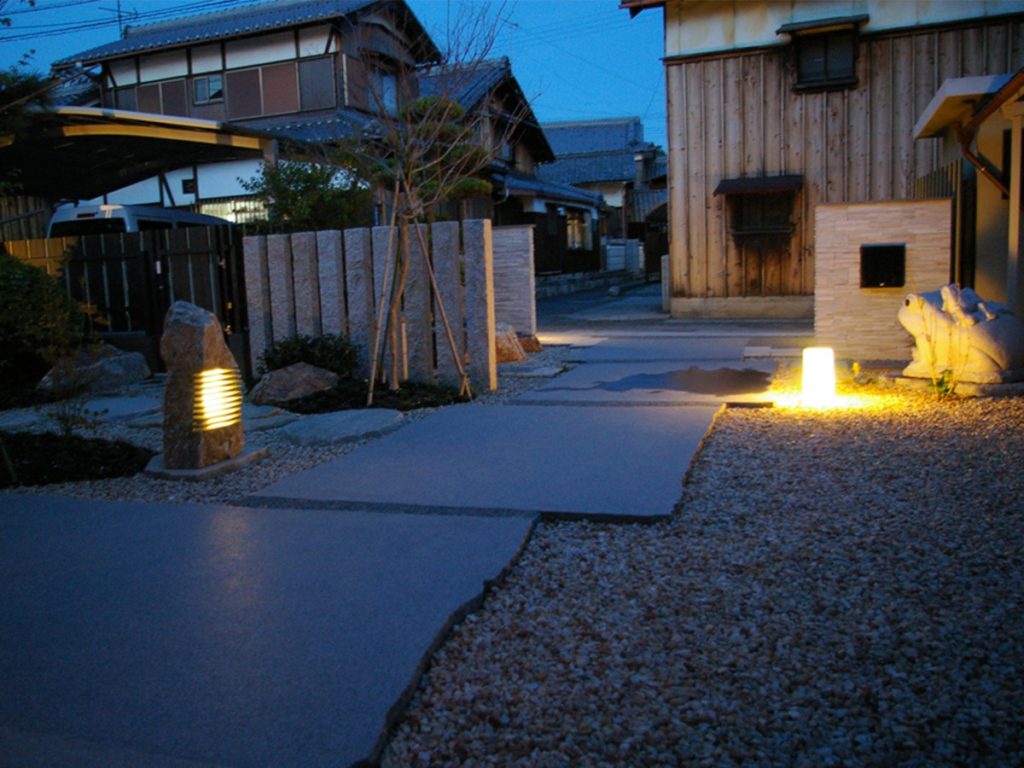 庵治石の照明が上品にお庭を照らします