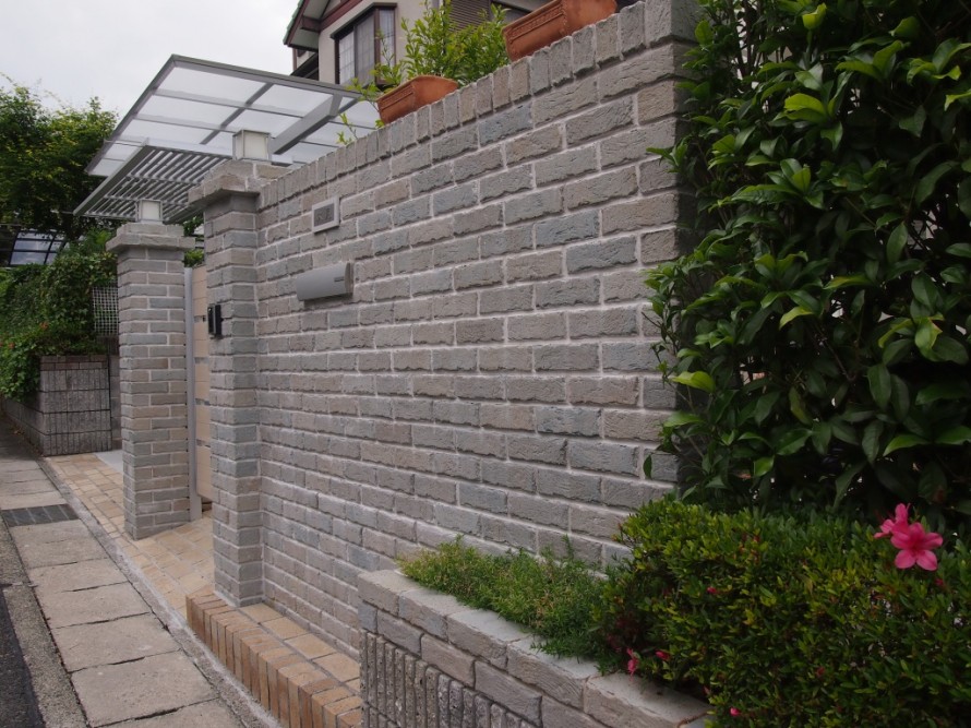 ひと味ちがうレンガの配色が、豊かな表情を生み出します