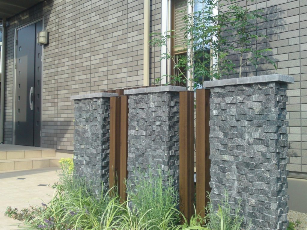 デザイン壁で玄関前をグレードアップ　草津市