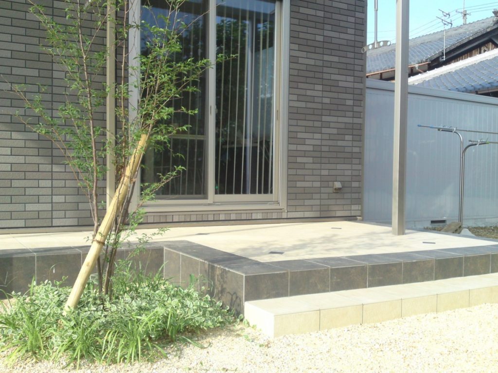 デザイン壁で玄関前をグレードアップ　草津市