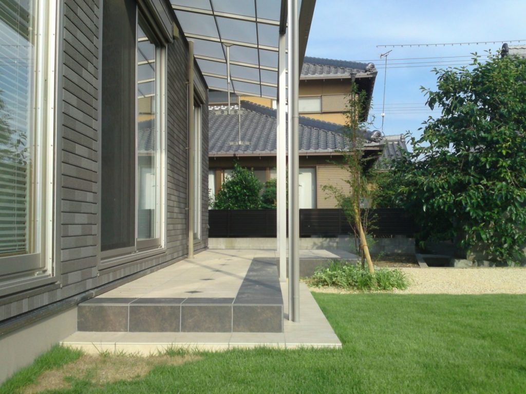 デザイン壁で玄関前をグレードアップ　草津市