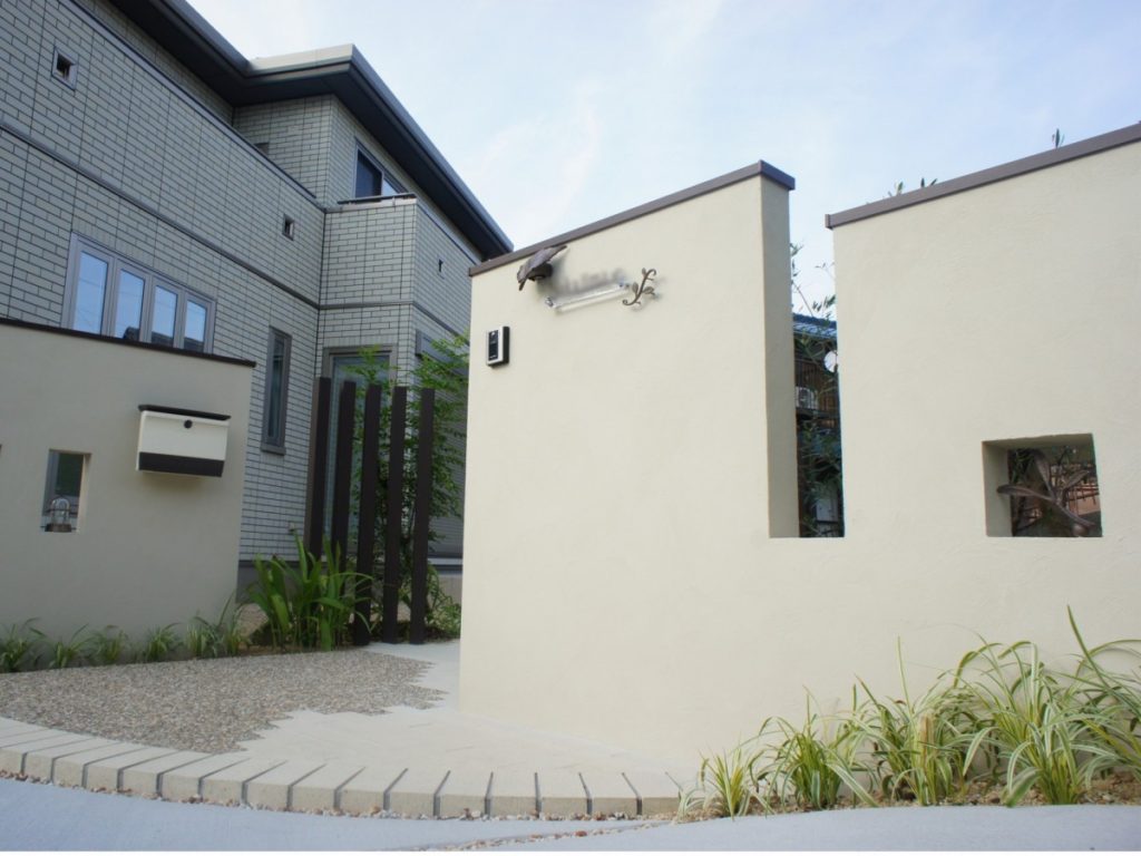 やさしい色と曲線のナチュラル外構　大津市