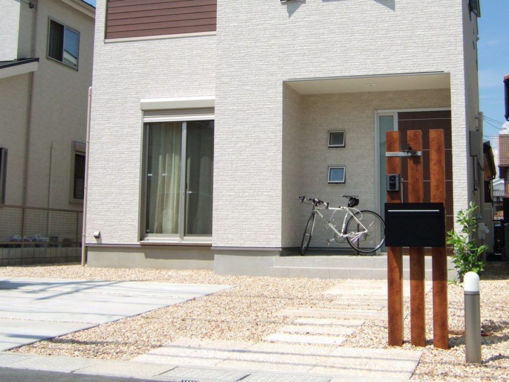 板石のシンプルなアプローチ　栗東市