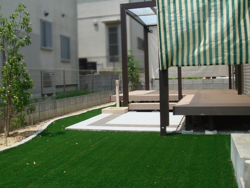デッキとタイルと人工芝 明るさあふれるお庭です 甲賀市 京阪グリーン 滋賀 京都 大阪のエクステリア ガーデン 外構工事