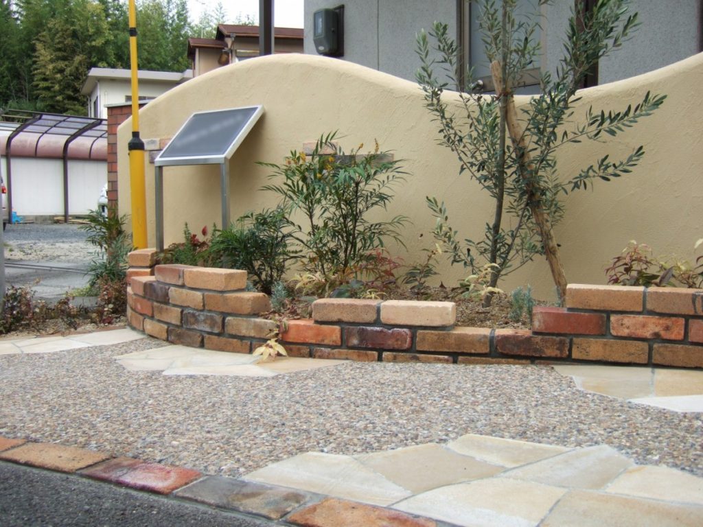 曲線で表現したプロバンス風外構