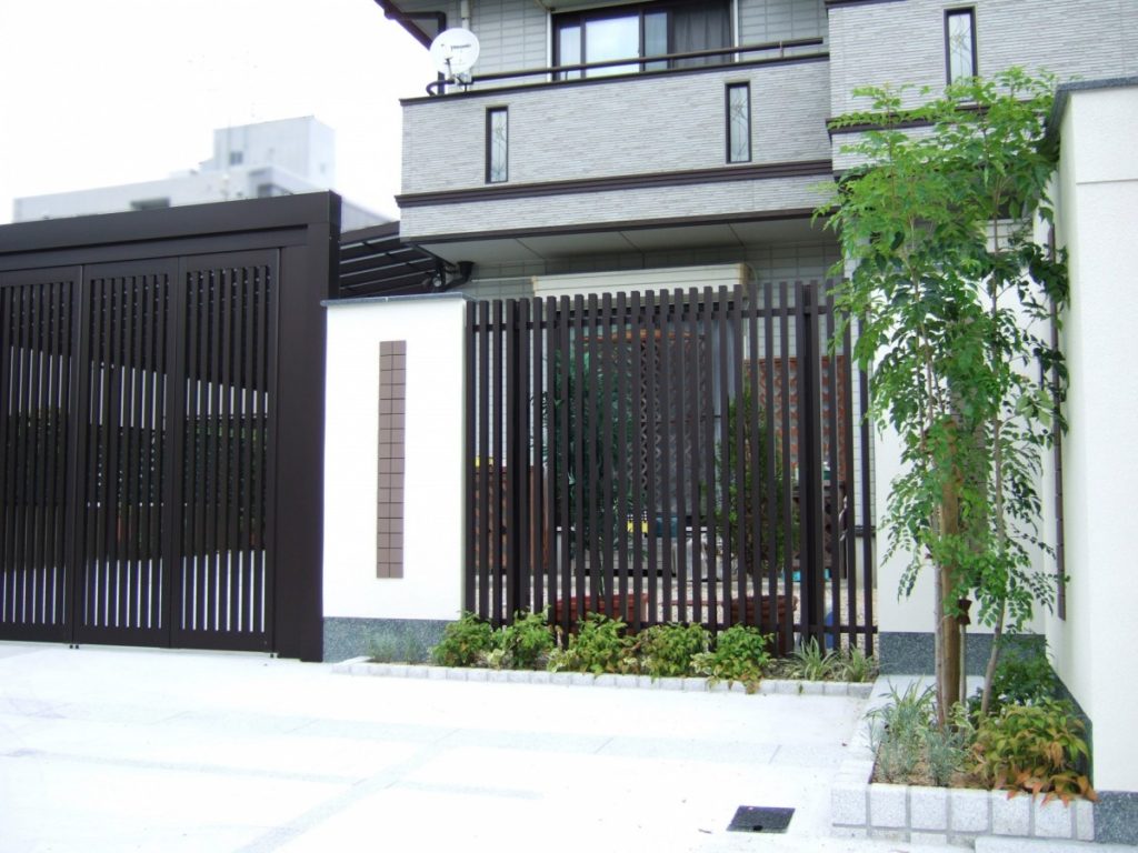 たて格子を活かしたモダン和風のクローズ外構　栗東市