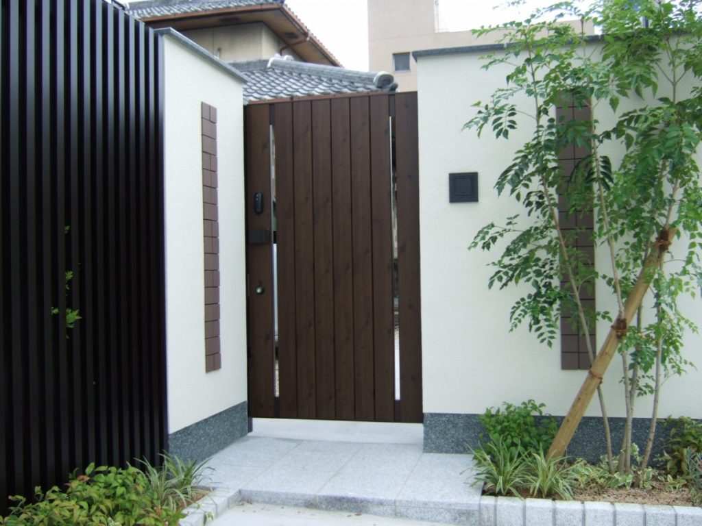 たて格子を活かしたモダン和風のクローズ外構　栗東市