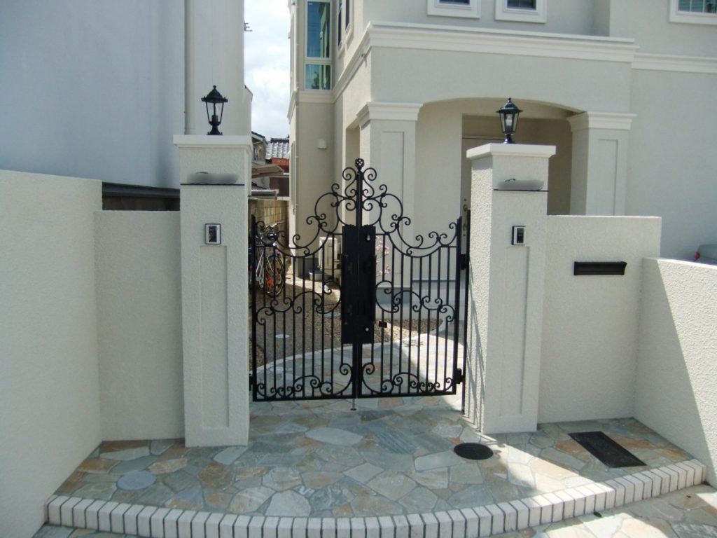 ロマンチックな門扉がすてきな雰囲気です　京都市