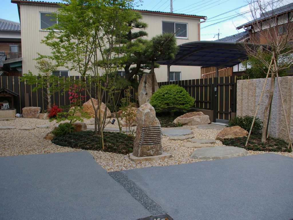 風格のあるお庭にモダンな門柱　大津市