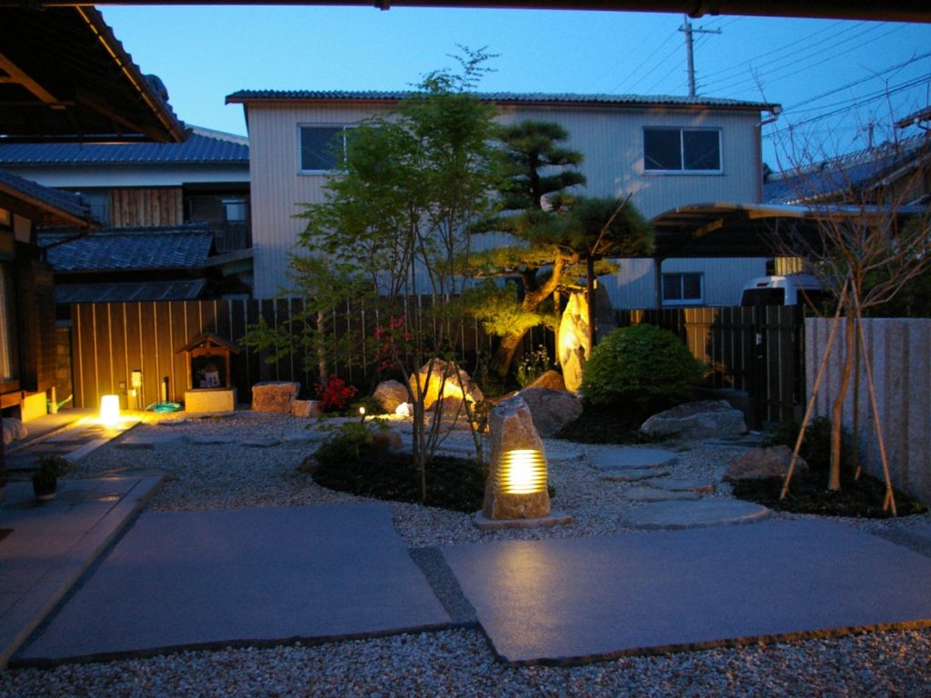 風格のあるお庭にモダンな門柱　大津市