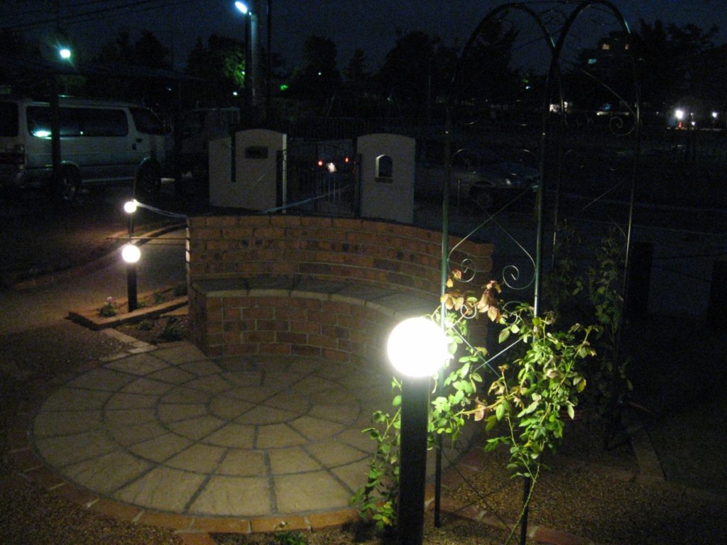 サークルベンチで夜を楽しむオープンなお庭