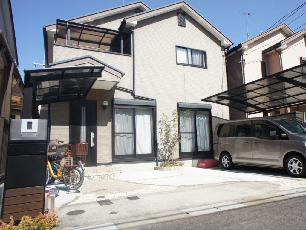 機能ポールでシンプル外構