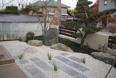 自然石の石組庭園