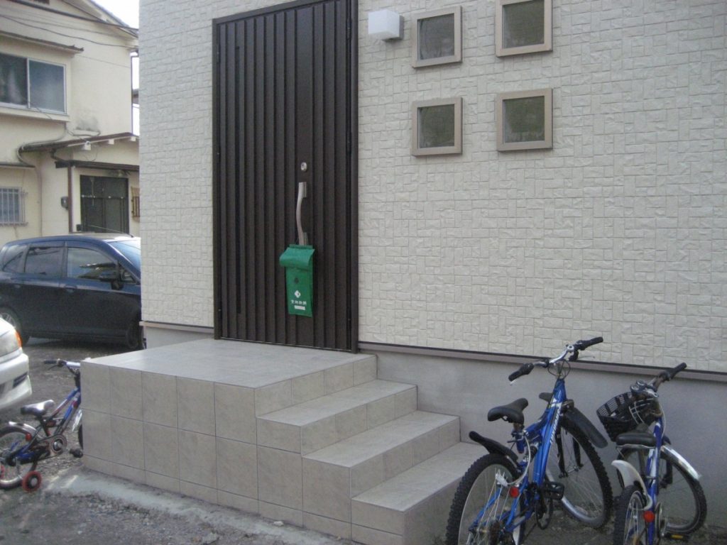 縦格子で目線を〝にがす〟立体的な玄関廻りに　大津市