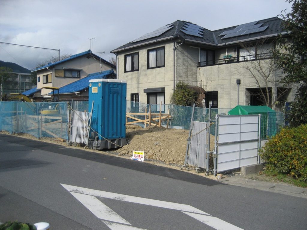 さりげない目隠しで風渡るオープンエクステリア　大津市