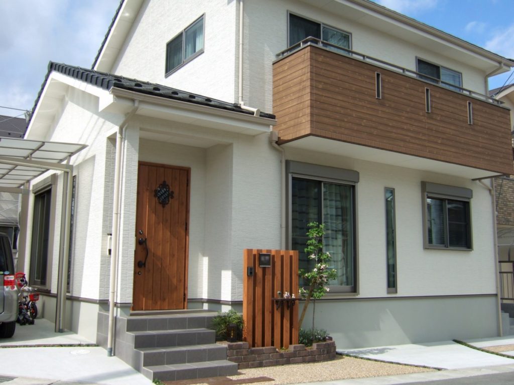 ドアとマッチした立込門柱　大津市