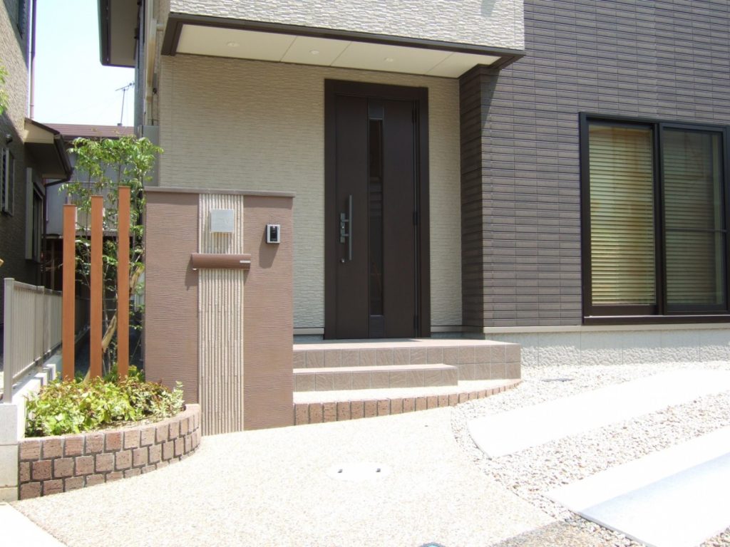 縦ラインのタイルが美しい門柱　大津市