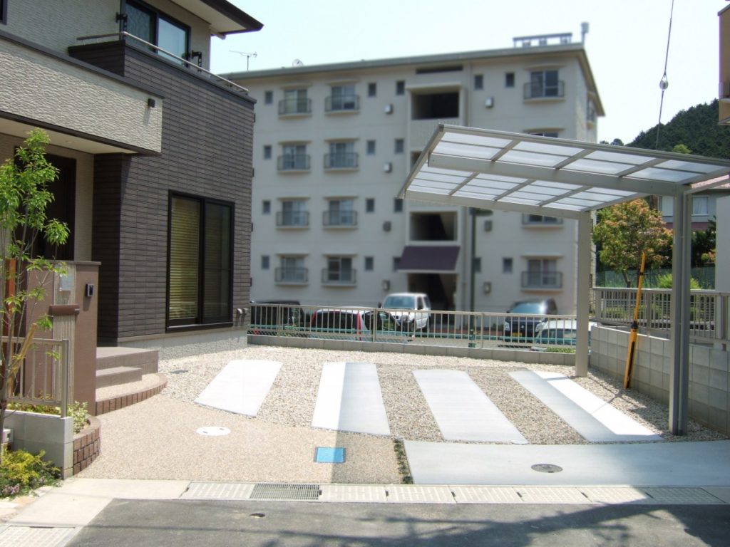 縦ラインのタイルが美しい門柱　大津市