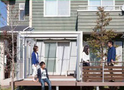 リビングルームの目隠しも兼ねたガーデンルーム。家族みんなの憩いの場。