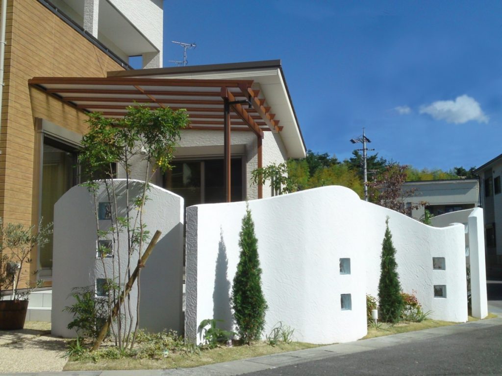 曲線の壁でやさしい目隠し　草津市