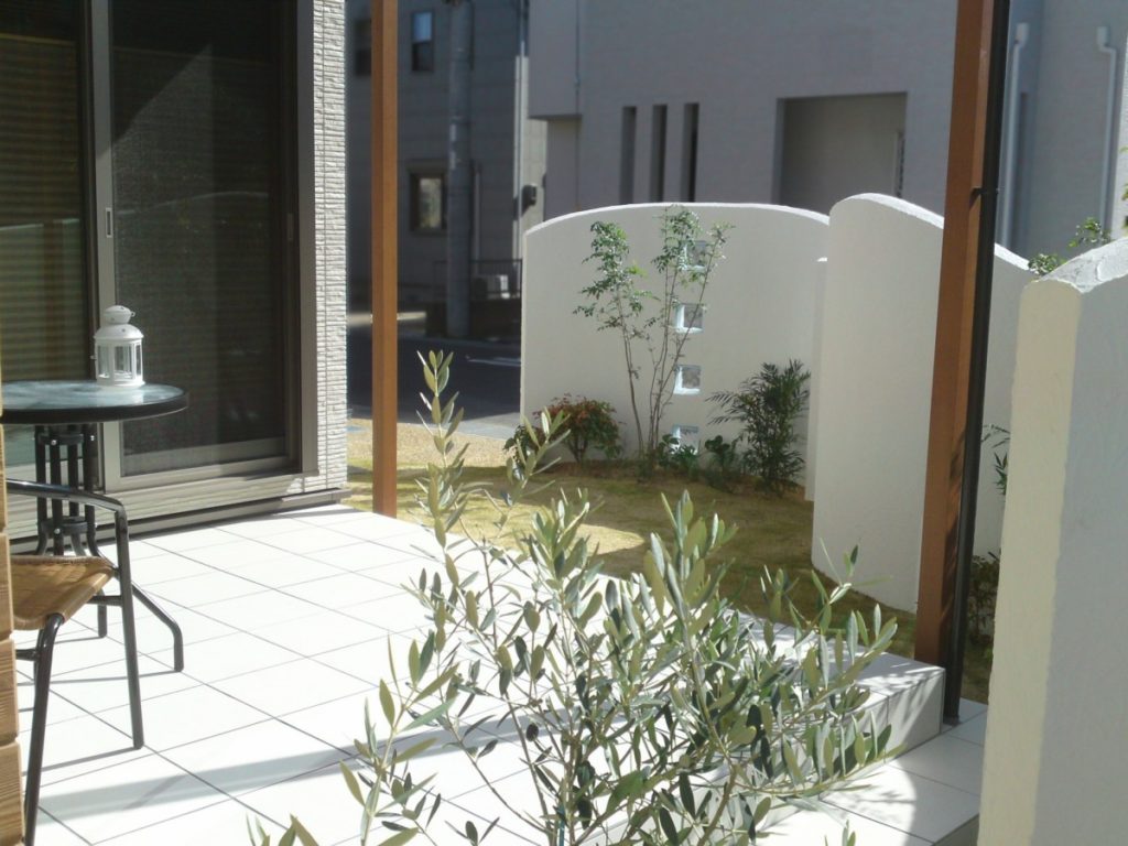 曲線の壁でやさしい目隠し　草津市