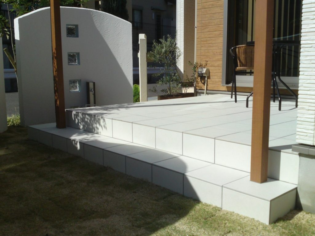 曲線の壁でやさしい目隠し　草津市