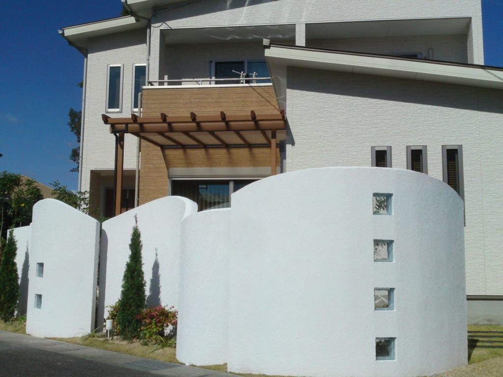 曲線の壁でやさしい目隠し　草津市