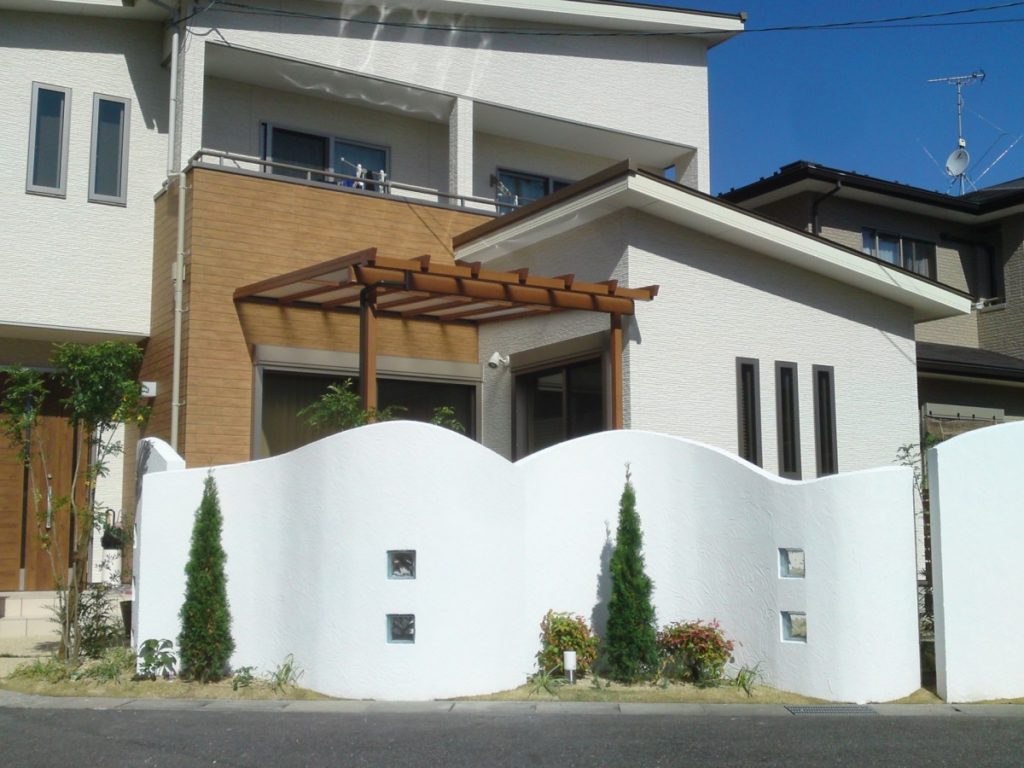 曲線の壁でやさしい目隠し　草津市