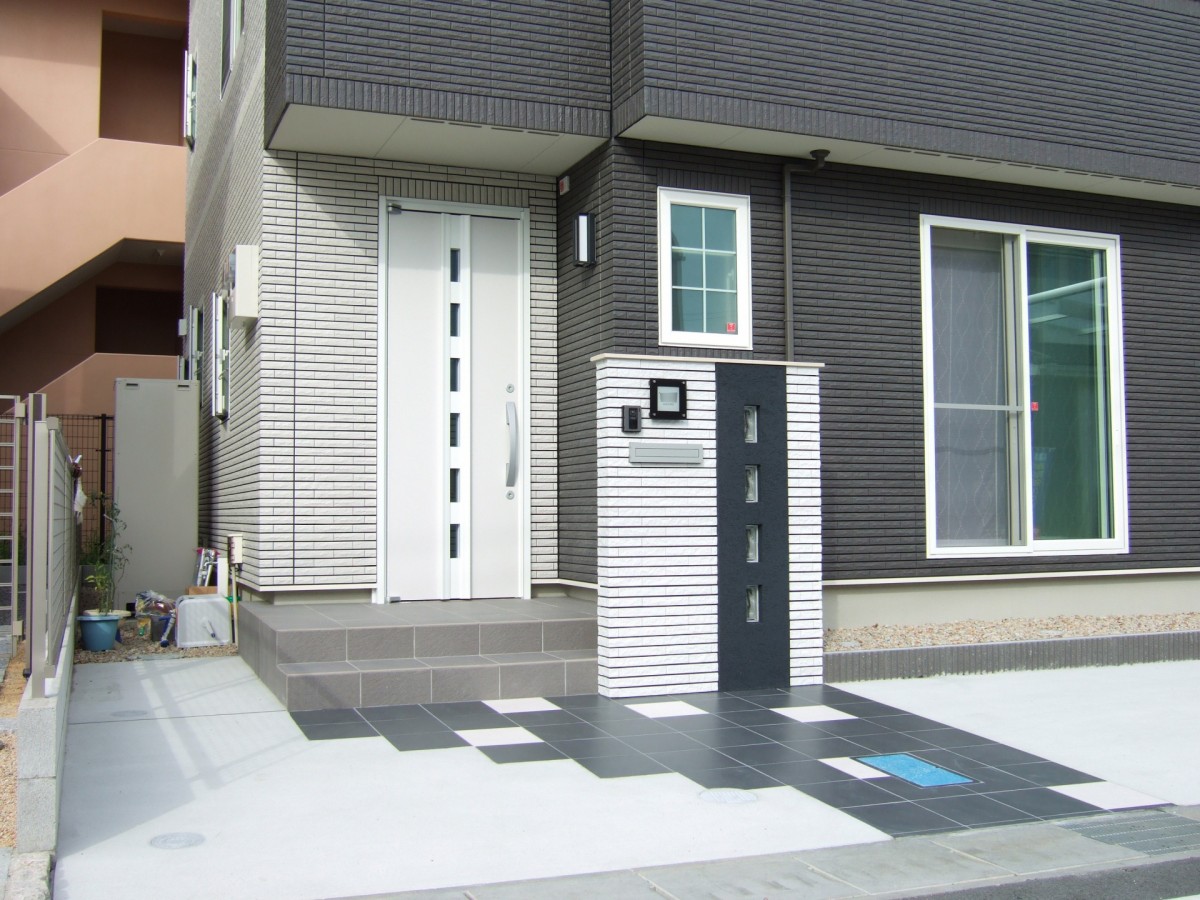 モノトーンのシンプルな門柱 京阪グリーン 滋賀 京都 大阪のエクステリア ガーデン 外構工事