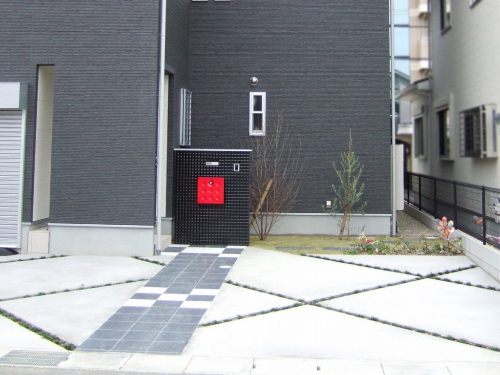 とびっきり個性的な赤と黒の門柱　栗東市