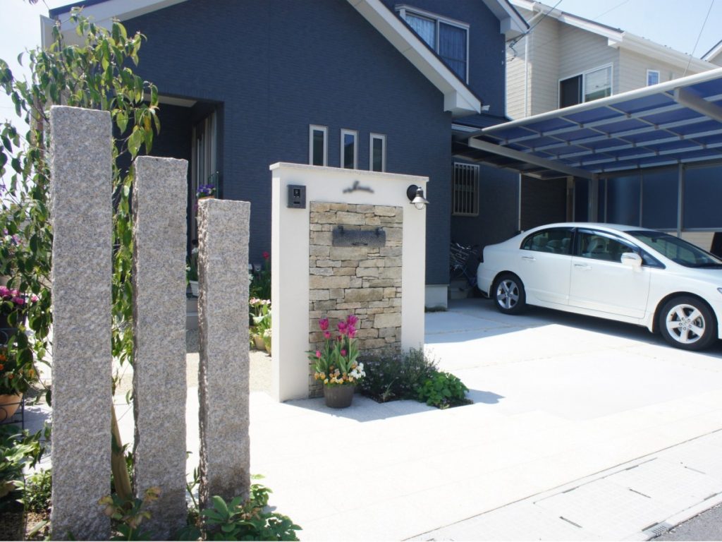 天然石の上質なテクスチャーで格調高い外構です　守山市