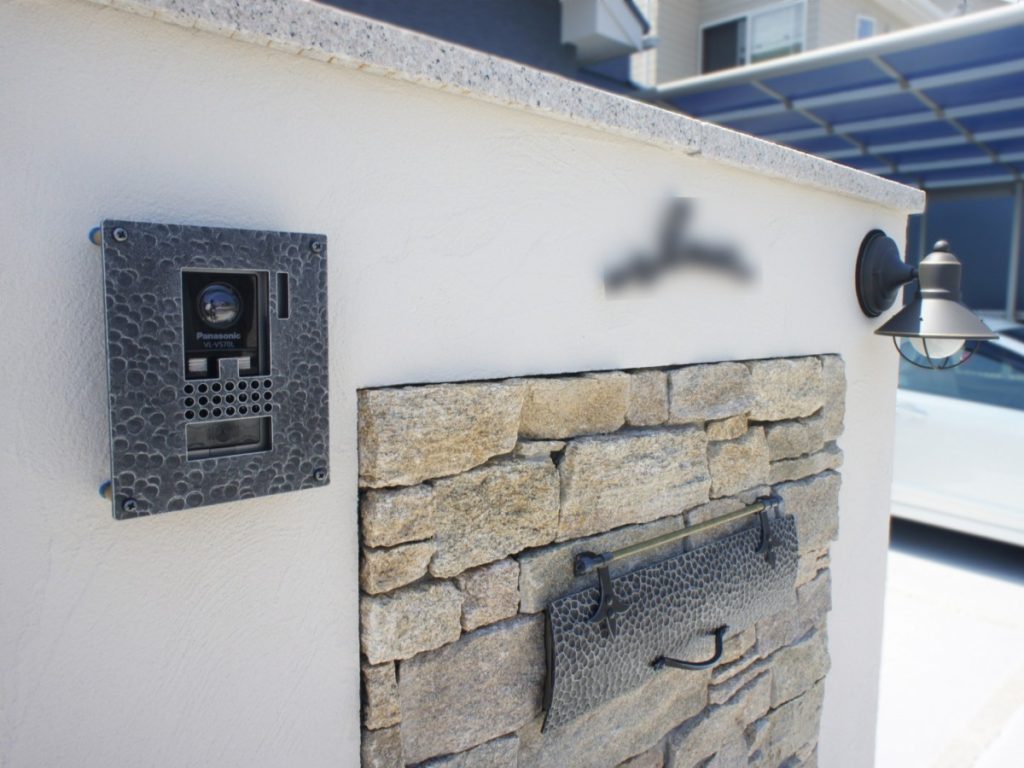 天然石の上質なテクスチャーで格調高い外構です　守山市