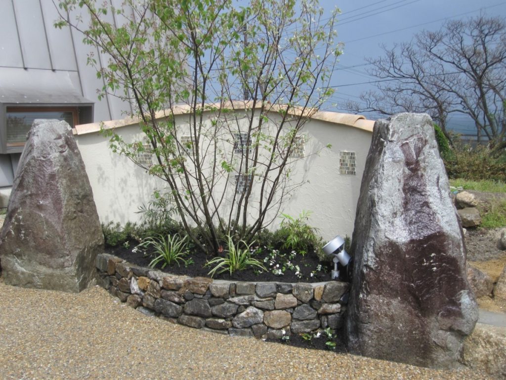 石を活かしたモダンなデザイン　大津市