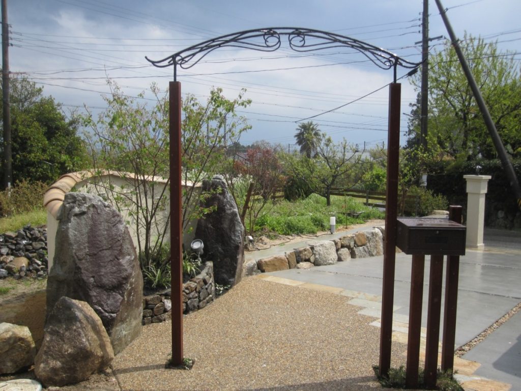 石を活かしたモダンなデザイン　大津市