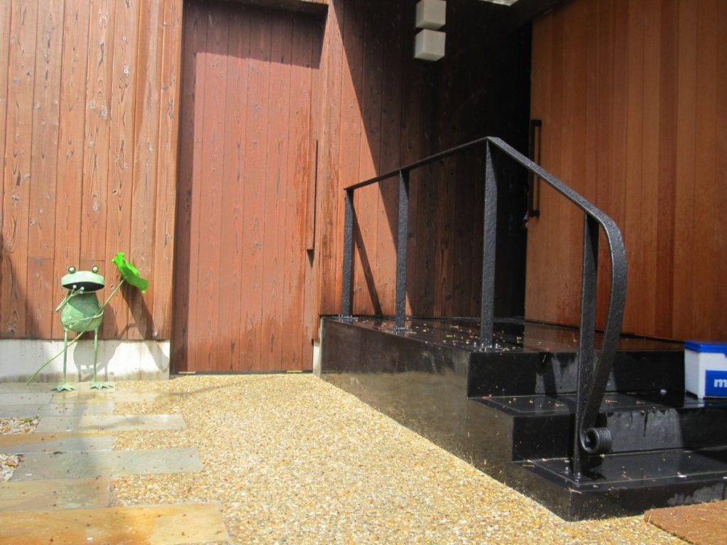 石を活かしたモダンなデザイン　大津市