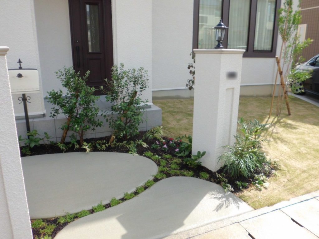 多彩な植物が白い門柱に映ります　大津市