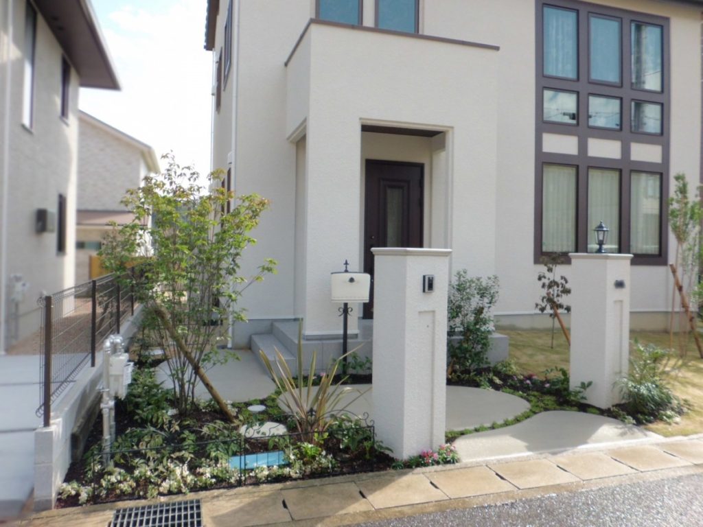 多彩な植物が白い門柱に映ります　大津市