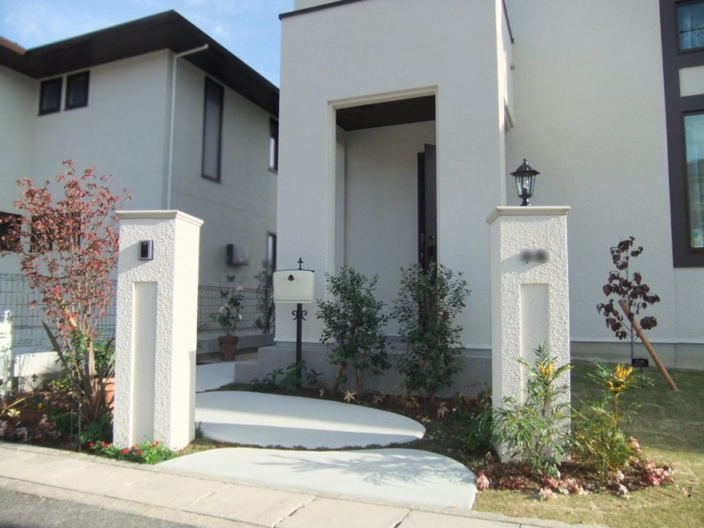 多彩な植物が白い門柱に映ります　大津市