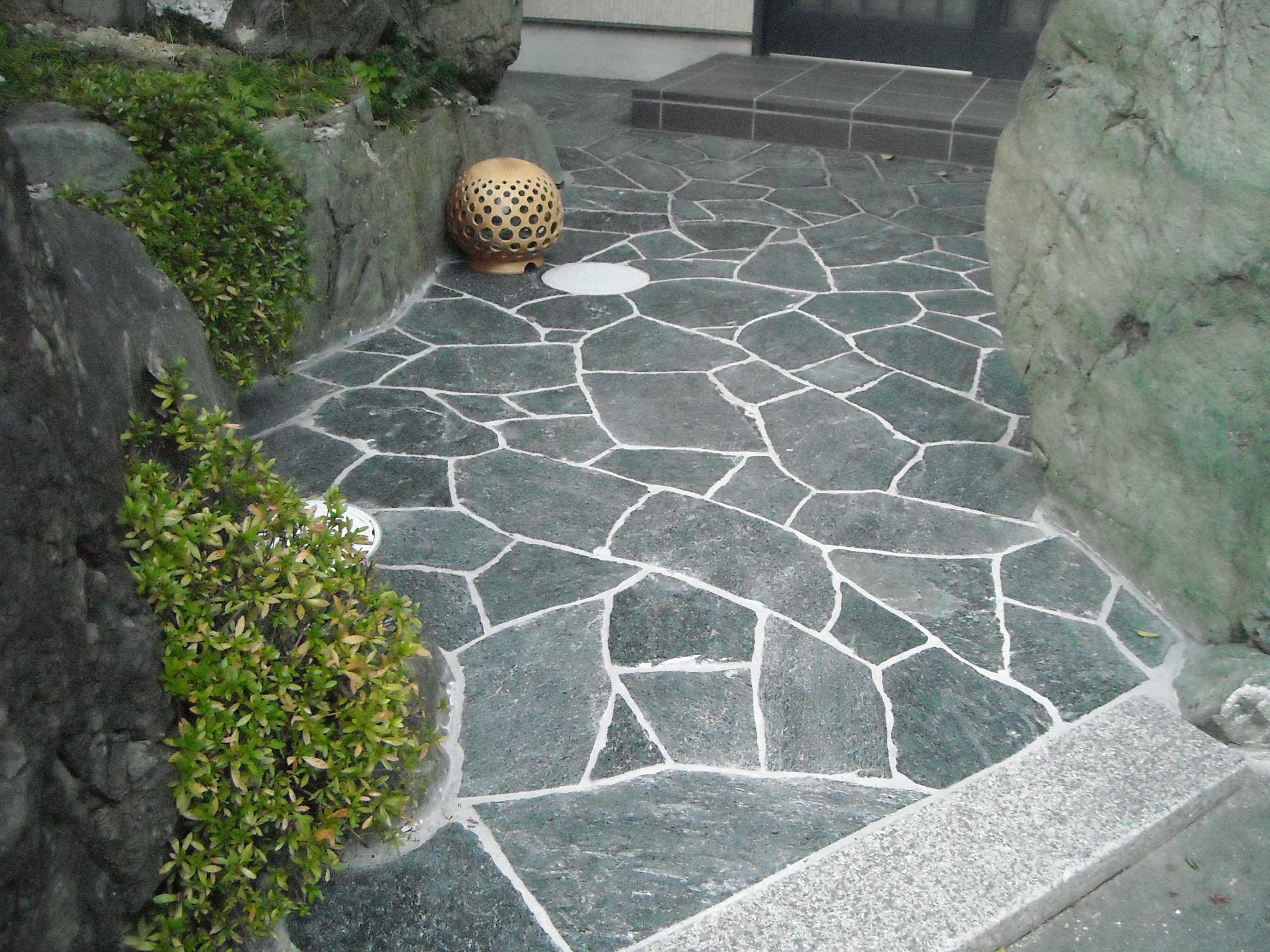 石張りで歩きやすくお手入れも楽に 東近江市 京阪グリーン 滋賀 京都 大阪のエクステリア ガーデン 外構工事
