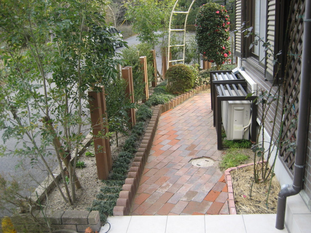 ラウンドスクエアタイルを使用した門柱　大津市