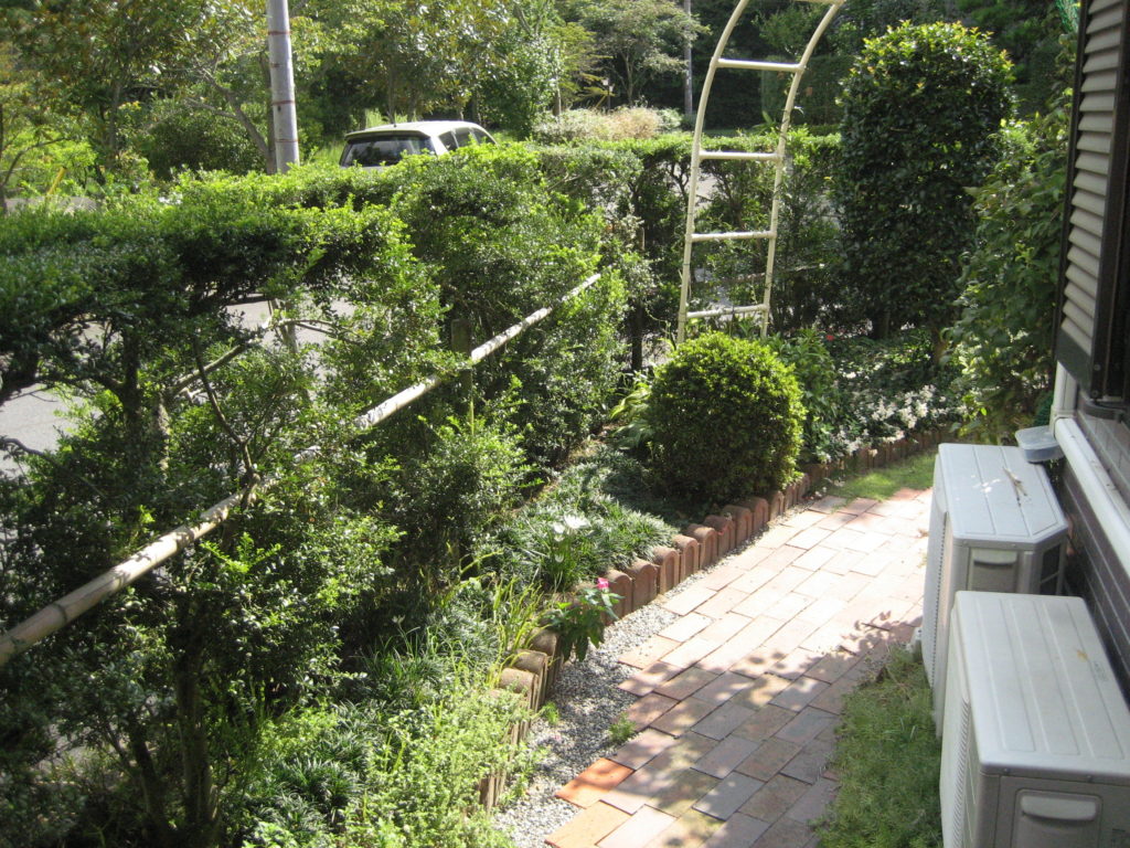 ラウンドスクエアタイルを使用した門柱　大津市