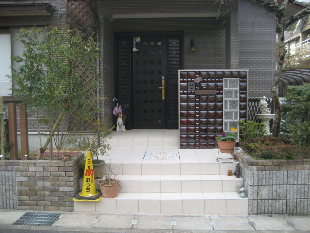 ラウンドスクエアタイルを使用した門柱　大津市