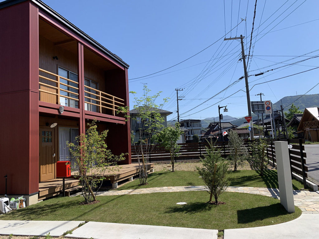 木々に囲まれたナチュラルなお庭　多賀町