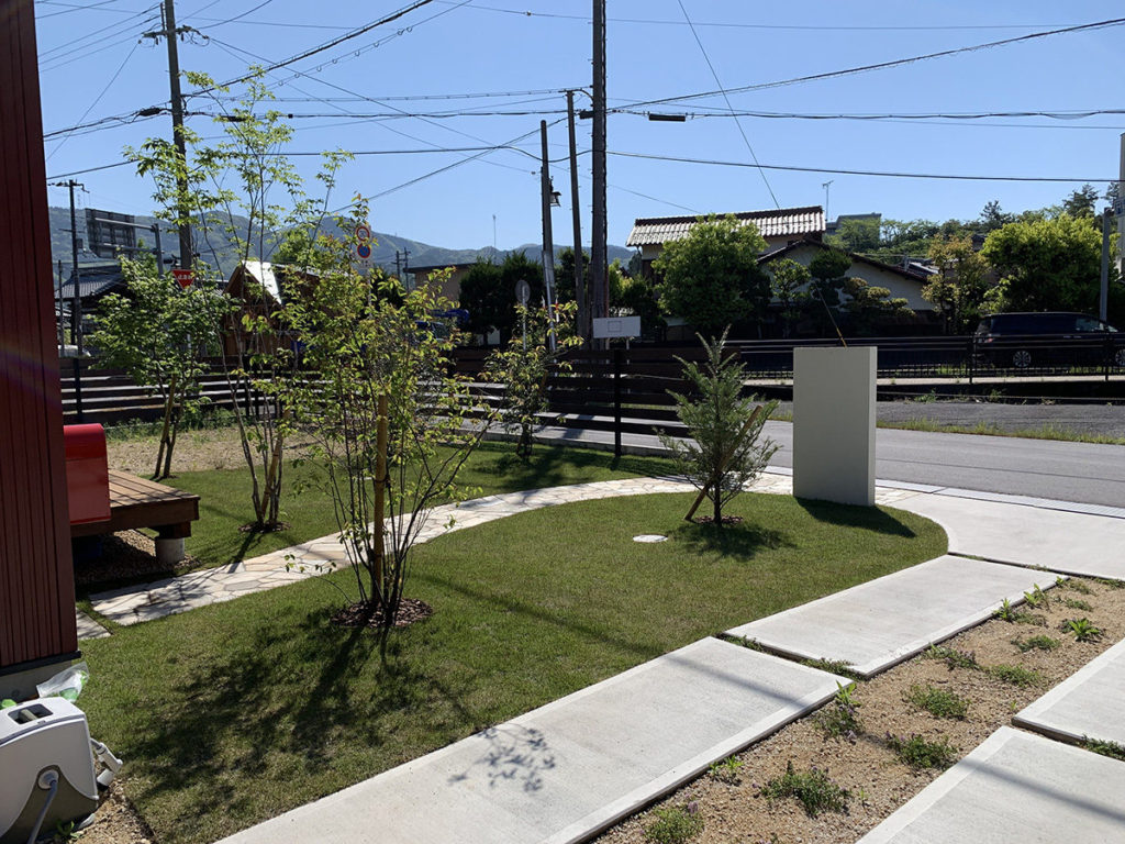 木々に囲まれたナチュラルなお庭　多賀町