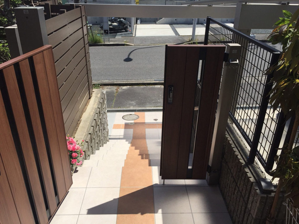 アプローチ階段を明るいイメージに一新　大津市