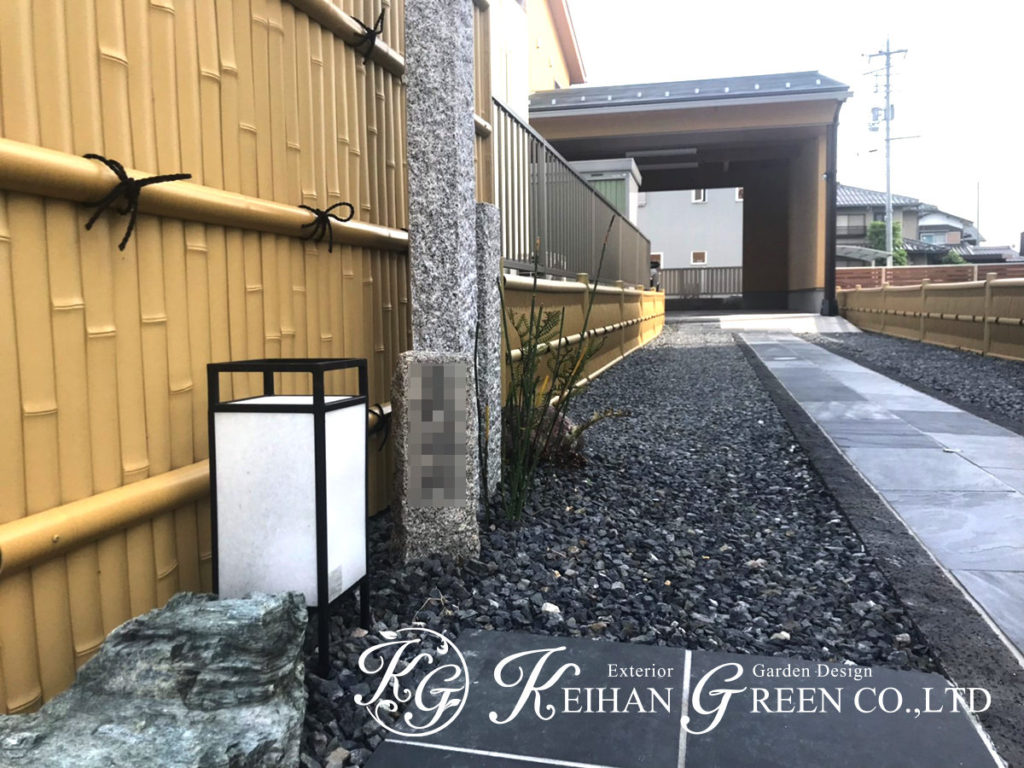 黒を基調に表情豊かな和風のアプローチ　東近江市