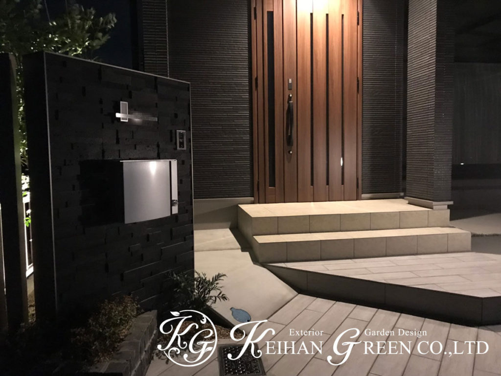 豪華さを加えた石張りの門柱　近江八幡市