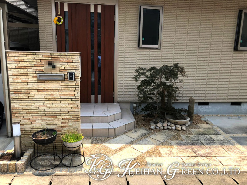 タイルレイアウトに変化を加え、アプローチに奥行きを　大津市